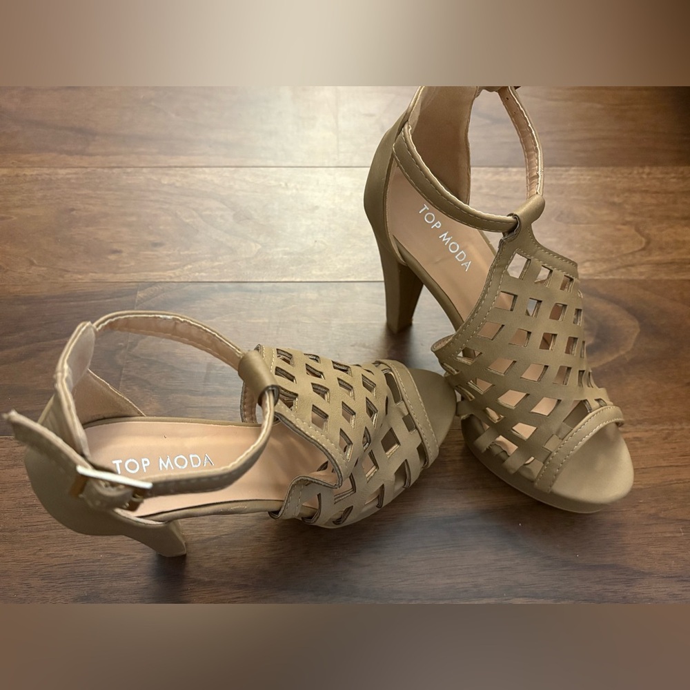 Size 7  Women’s Beige Cutout Platform Heels